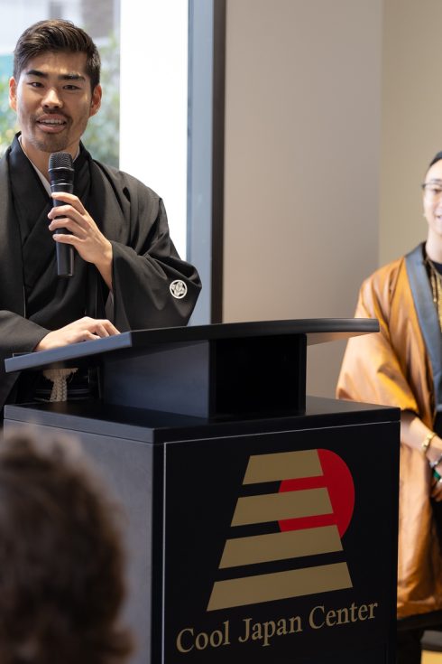 Actor Takaaki Hirakawa as emcee (Shogun)