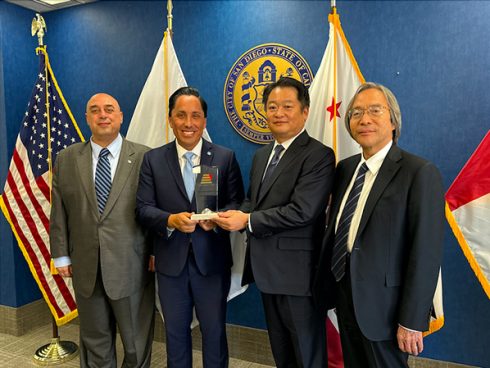 Cool Japan Center International Friendship Award presented to the City of San Diego (from left to right: Cool Japan Center Director Dr. Anthony Al-Jamie, San Diego Mayor Todd Gloria, Yamanashi Prefecture Governor Kotaro Nagasaki, Akademeia 21st Century Chancellor Dr. Hiroshi Tasaka